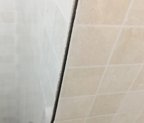 隆林瓷砖空鼓维修公司分享阳台瓷砖脱落的修复过程可以分为以下几个步骤