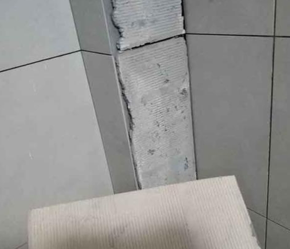 隆林瓷砖空鼓维修公司分享下厨房瓷砖脱落的补救措施。
